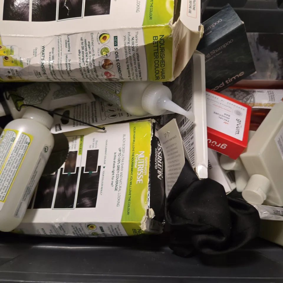APPROXIMATELY 15 ASSORTED HEALTH & BEAUTY ITEMS TO INCLUDE - DOVE HYDRATE BODY LOTION , FEMFRESH WASH , STARRY EYE MASK ETC