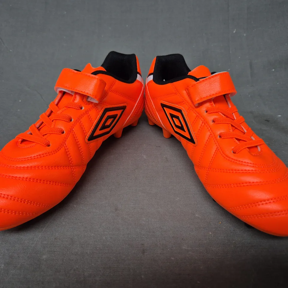 BOXED PAIR OF UMBRO FOOTBALL BOOTS IN ORANGE/BLACK UK SIZE 4