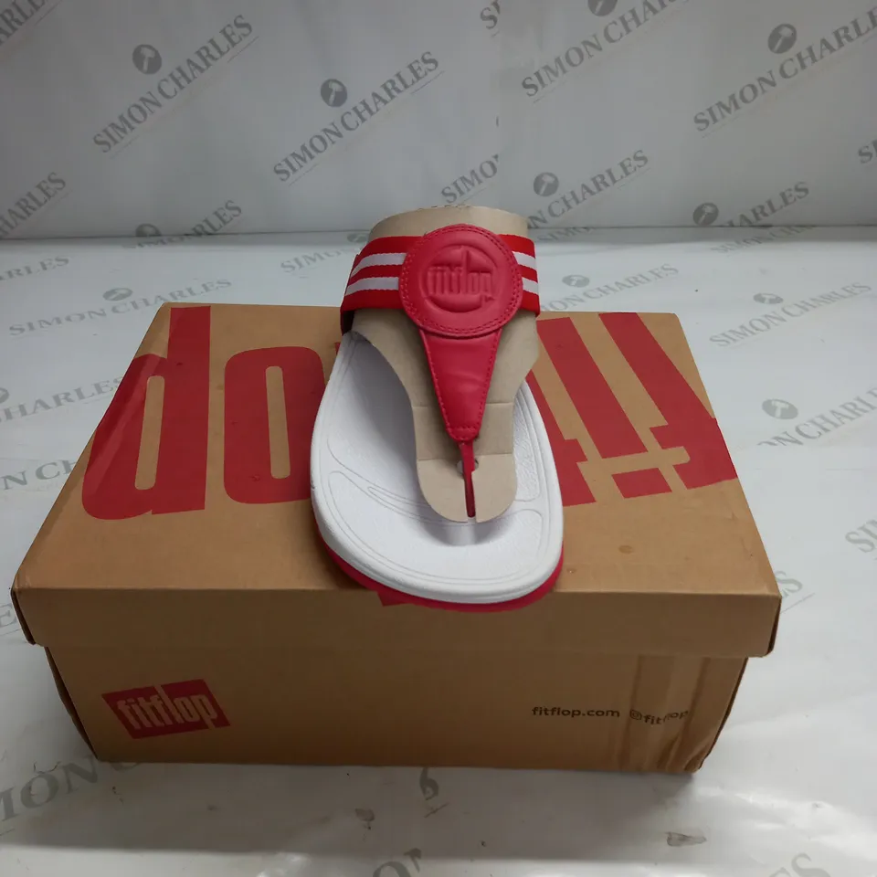 BOXED FIT FLOP WALKSTAR TOE-POST SANDALS IN RED - UK 5