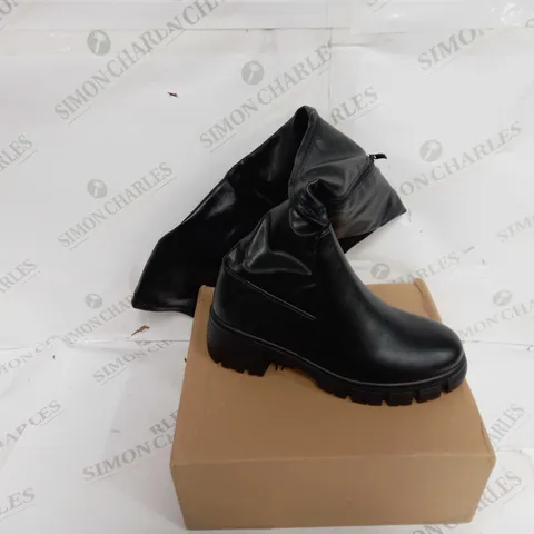 BOXED PAIR OF VIA GUILIA SOFT LEATHER HIGH BOOTS IN BLACK - EU SIZE 39
