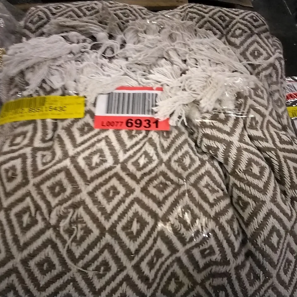 DIAMOND DESIGN 100% FRESH COTTON WOVEN THROW, NO SIZE SPECIFIED