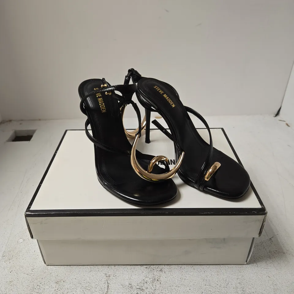 STEVE MADDEN BLACK SANDAL WITH GOLD HOOP DETAIL – UK 6.5 