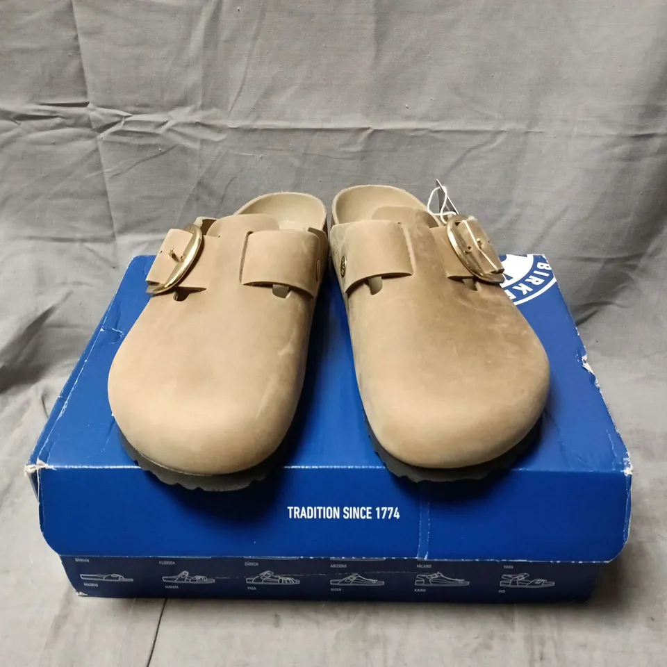 BOXED PAIR OF BIRKENSTOCK BOSTON BIG BUCKLE CLOGS IN SAND - SIZE 40