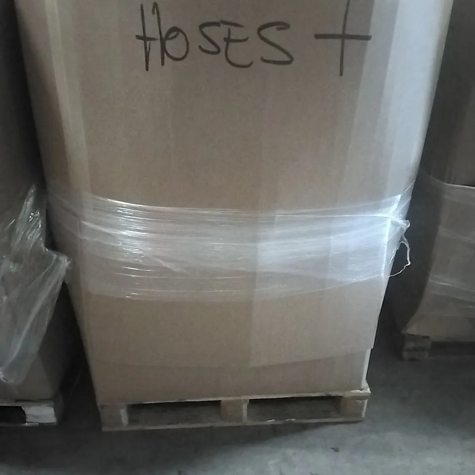 A PALLET CONTAINING ASSORTED GARDEN HOSES, SIMILAR PRODUCTS ETC