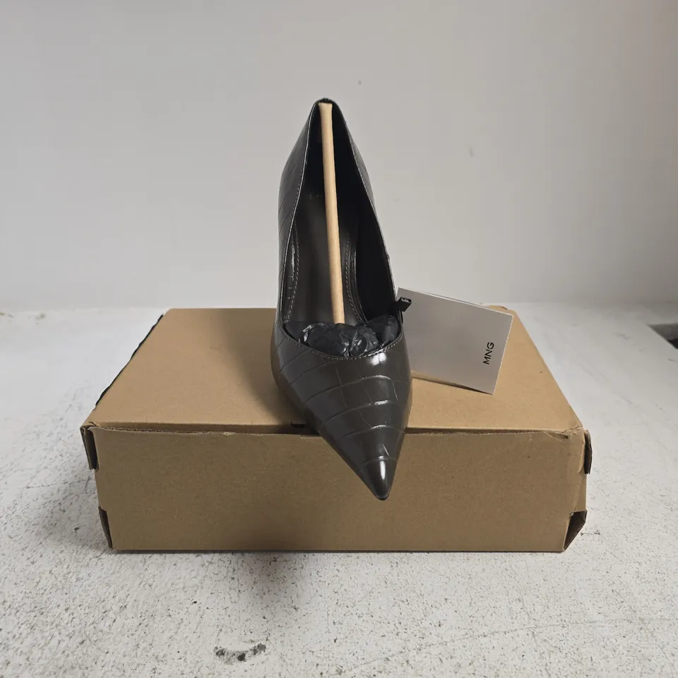 BOXED PAIR OF MANGO POINTED TOE STILETTO HEELS IN DUSTY BROWN SIZE UK 4