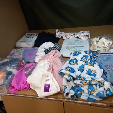 LOT OF APPROX 20 ASSORTED KIDS CLOTHING ITEMS TO INCLDE BABY GROWS, T-SHIRTS AND PANTS