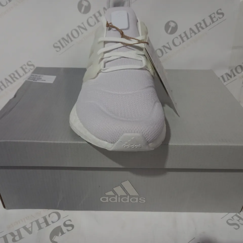 BOXED PAIR OF ADIDAS ULTRABOOST 22 SHOES IN WHITE UK SIZE 8