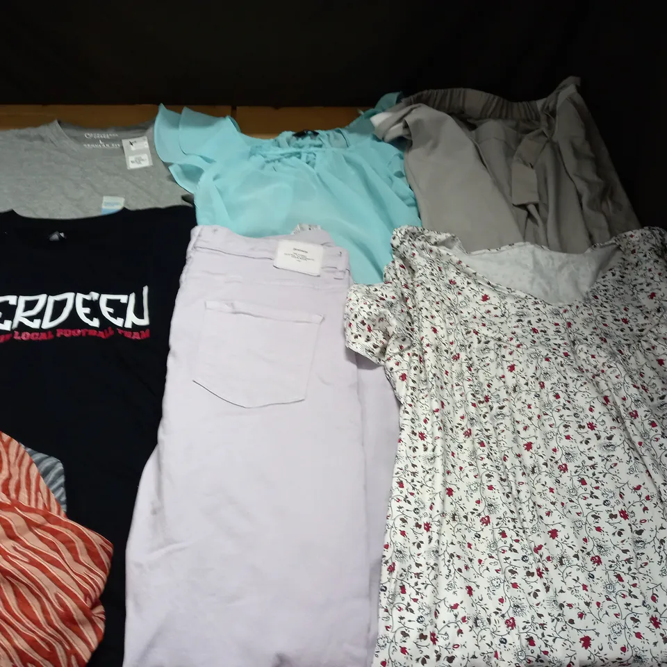 LARGE QUANTITY OF ASSORTED CLOTHING ITEMS TO INCLUDE SANDWICH, ASTRADIVARIUS AND BOOHOO