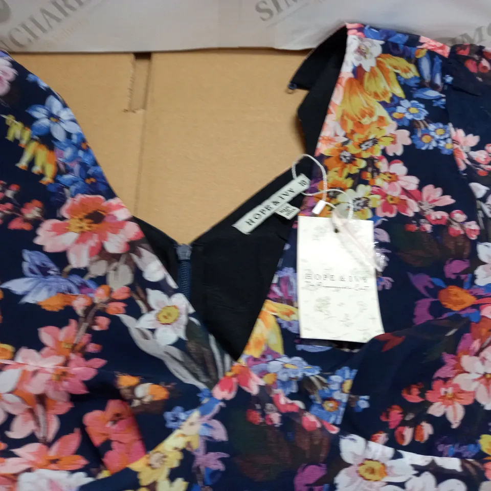 HOPE & IVY V-NECK FLORAL DRESS - 10