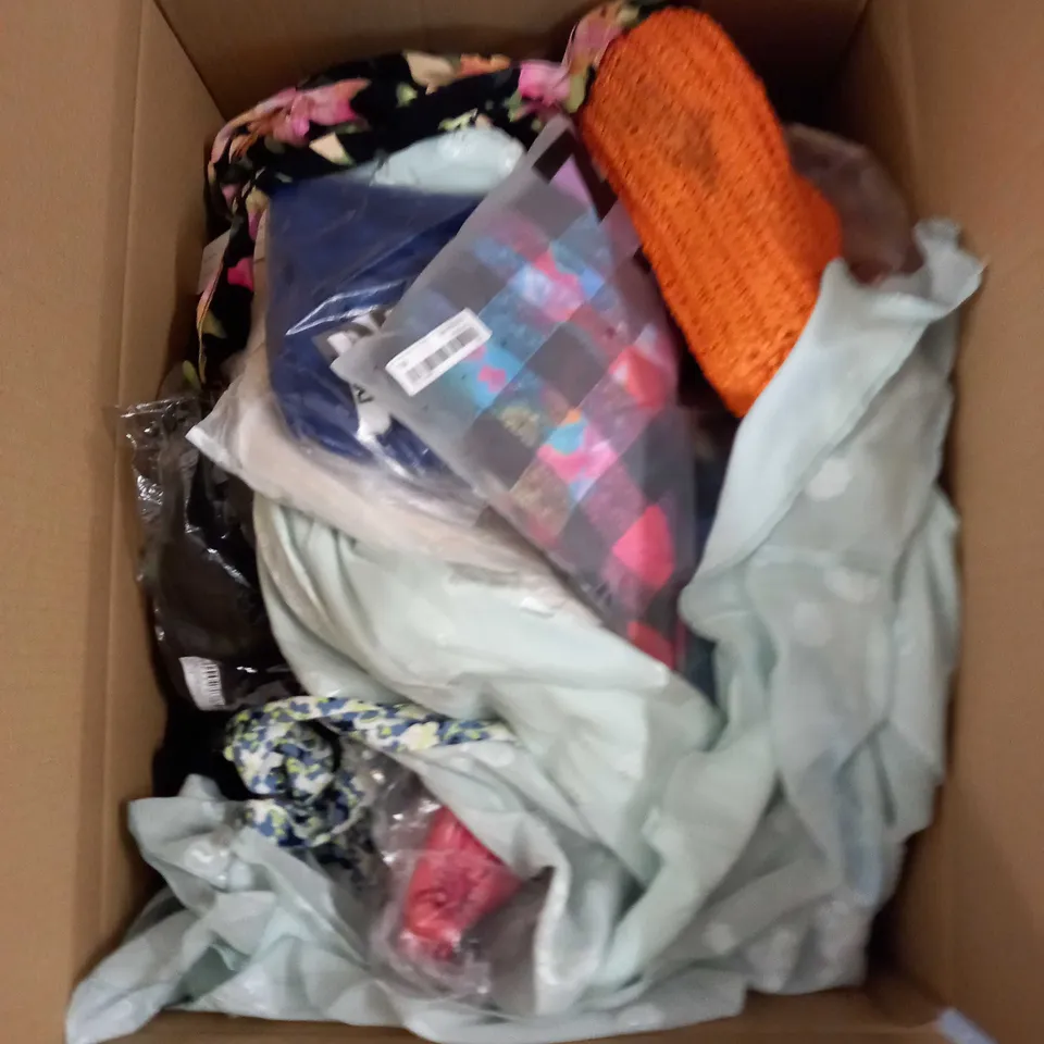 LARGE QUANTITY OF CLOTHING ITEMS TO INCLUDE DRESSES, SWEATERS, JEANS, T-SHIRTS, ETC