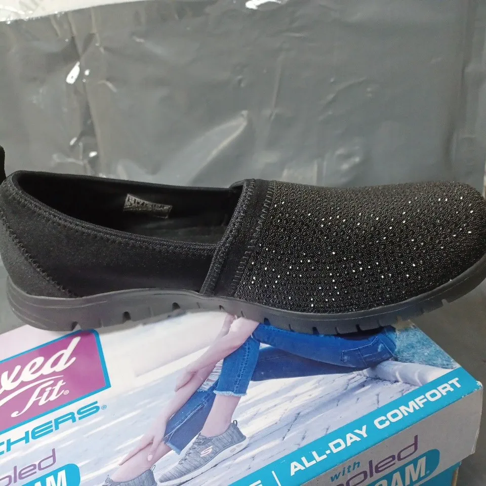 BOXED PAIR OF SKECHERS RELAXED FIT AIR COOLED MEMORY FOAM TRAINERS UK SIZE 7 - BLACK - 