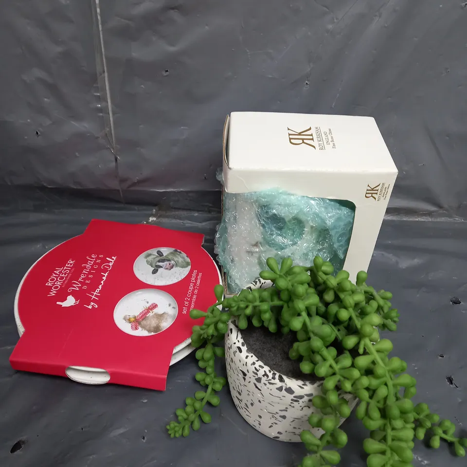 APPROXIMATELY 12 ASSORTED HOUSEHOLD ITEMS TO INCLUDE PLATES , MUGS , ETC 