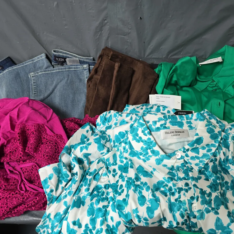 APPROXIMATELY 15 ASSORTED CLOTHING ITEMS IN VARIOUS COLOURS, STYLES AND SIZES