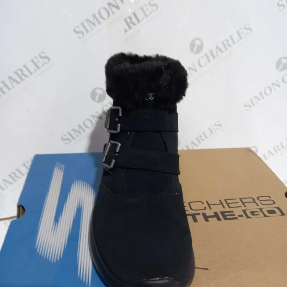 BOXED SKECHERS WINTER ON THE GO FAUX FUR TRIM BOOTS, BLACK - SIZE 4.5