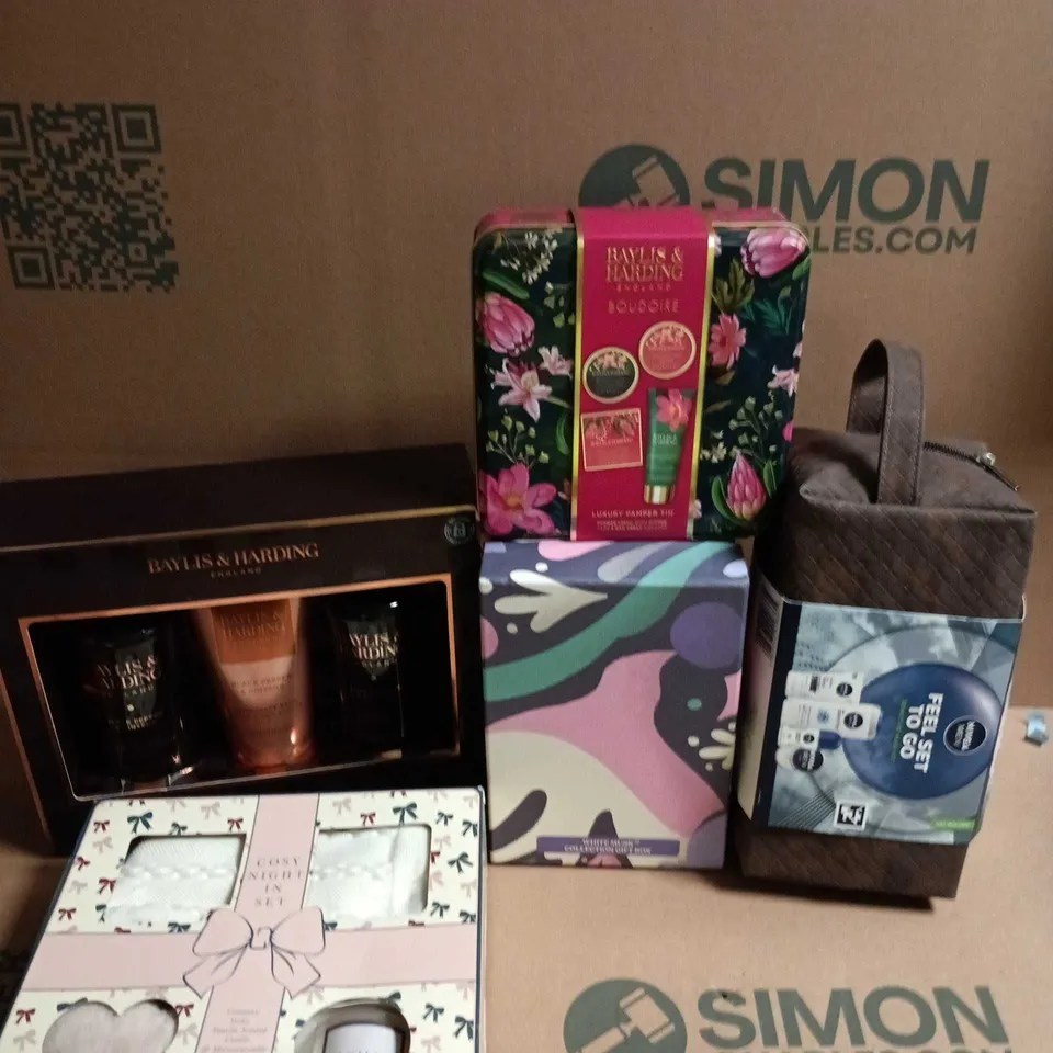 LOT OF 5 BATH AND BODY GIFT SETS TO INCLUDE BAYLIS & HARDING, NIVEA MEN AND THE BODY SHOP
