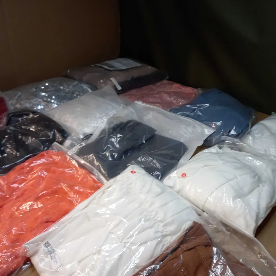 LOT OF APPROX 25 ASSORTED CLOTHING ITEMS VARYING IN SIZE/COLOUR/STYLE TO INCLUDE: TROUSERS, SKIRTS, TOPS