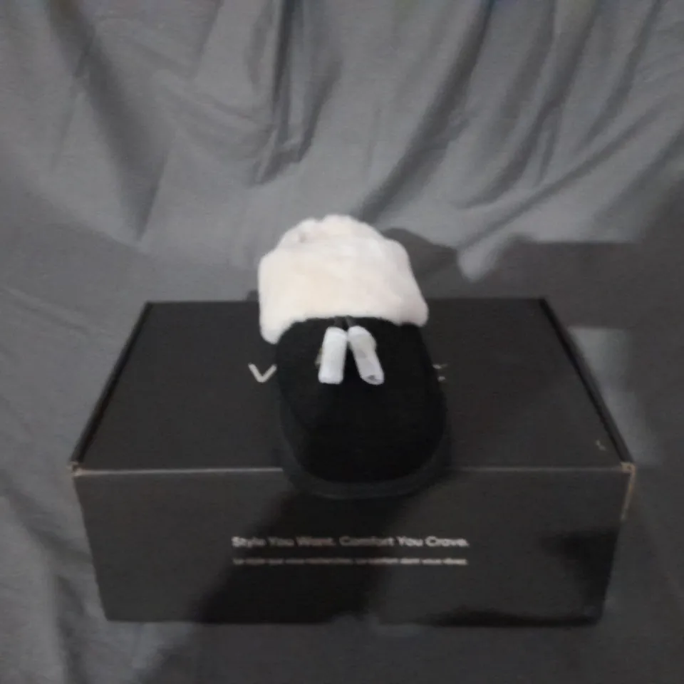 BOXED PAIR OF VIONIC PERRIN SLIPPERS IN BLACK SIZE 8