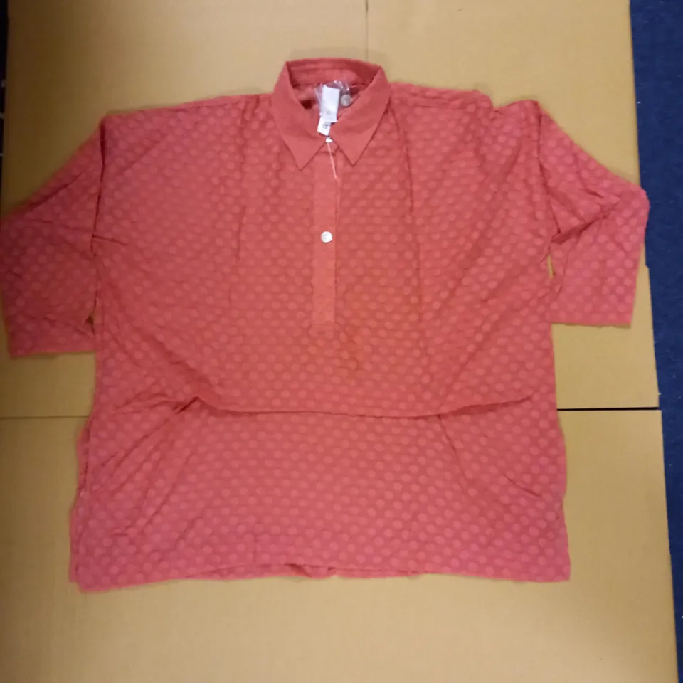 BRAND NEW MARLA WYNNE DOT CHIFFRON GERANIUM SHIRT - SIZE MEDIUM