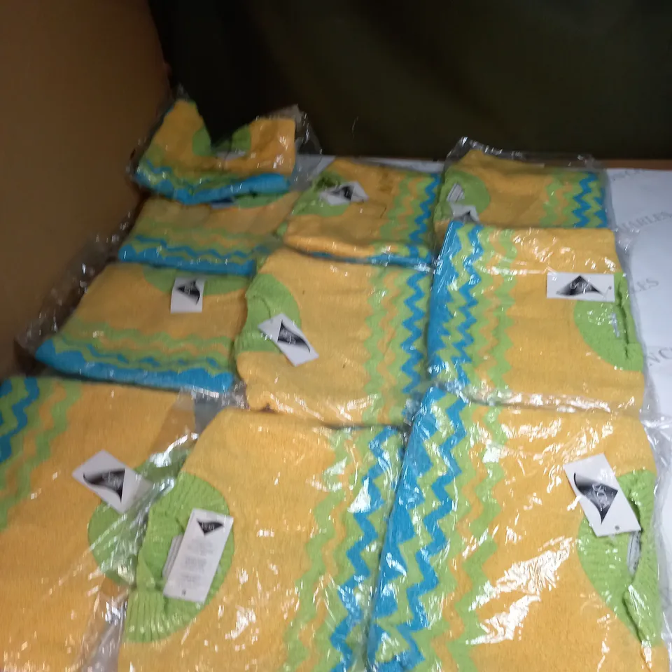 LOT OF APPROX 10 ASSORTED CLOTHING ITEMS IN VARIOUS SIZES