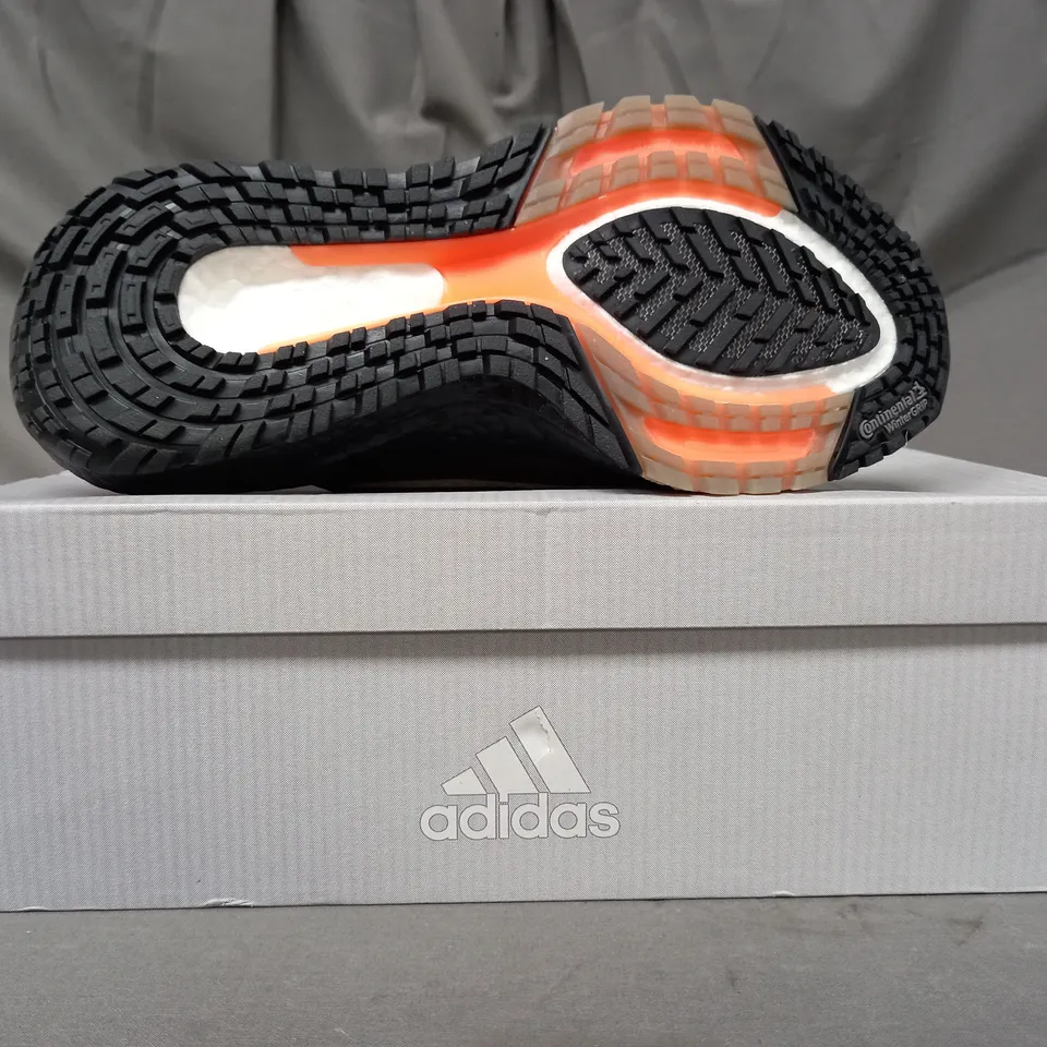 BOXED PAIR OF ADIDAS ULTRABOOST 22 GTX SHOES IN MULTICOLOUR UK SIZE 8