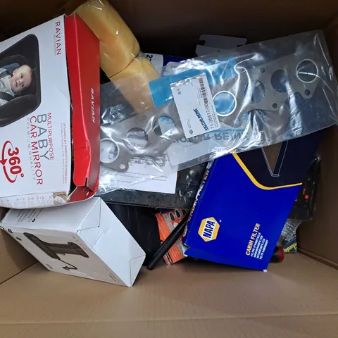 BOX OF ASSORTED CAR ITEMS TO INCLUDE TOOLS - MIRRORS - SMALL HOOVERS / COLLECTION ONLY 