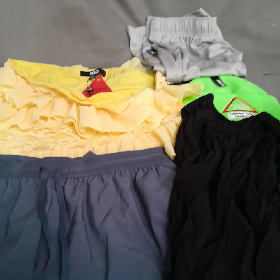 APPROXIMATELY 15 ASSORTED CLOTHING ITEMS IN VARIOUS SIZES TO INCLUDE - PANTS , SHORTS , HAT ETC