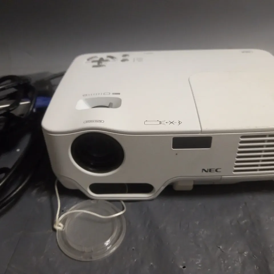 NEC NP41G PROJECTOR IN CARRY CASE