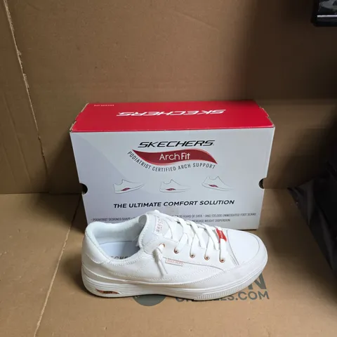 BOXED SKECHERS ARCH FIT WHITE SNEAKERS - WIDE FIT - UK SIZE 8 