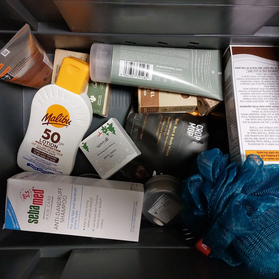 BOX OF APPROX 10 MALE COSMETIC ITEMS TO INCLUDE LOREAL MORNING BASICS SET, NIVEA MEN SENSITIVE, CORNERSTONE SHAVE GEL