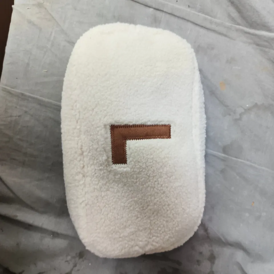 BOX OF APPROXIMATELY 20 ASSORTED ITEMS TO INCLUDE: BATHROOM SCALE AND WHITE FLUFFY HANDBAG