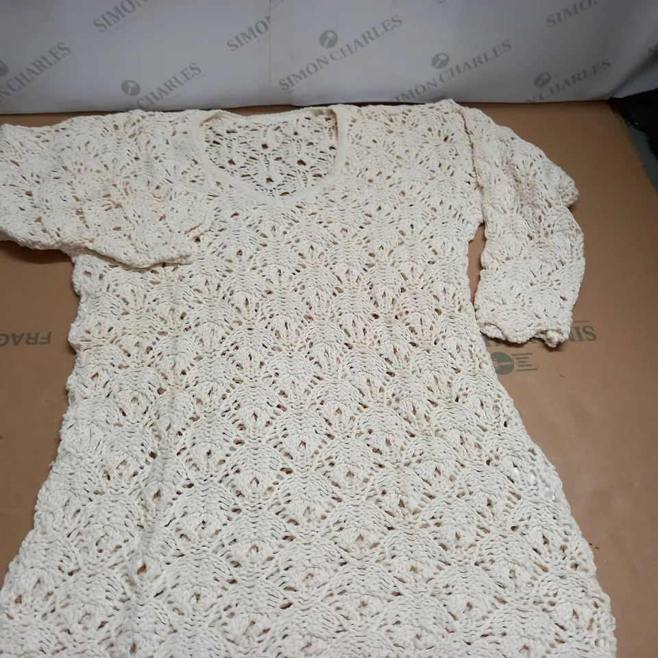 LOT OF APPROXIMATELY 20 CROCHET PULL V-NECK JUMPERS - SIZE UNSPECIFIED