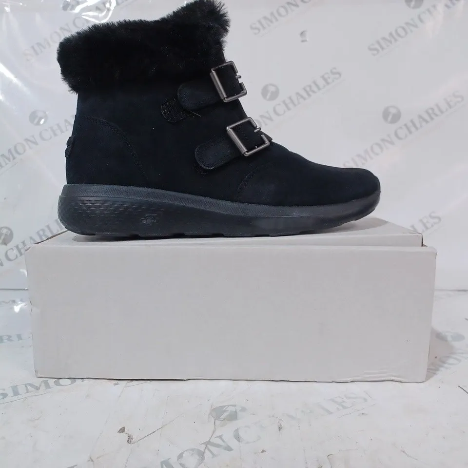 BOXED PAIR OF SKECHERS WINTER ON THE GO FAUX FUR TRIM BOOTS, BLACK - SIZE 5.5