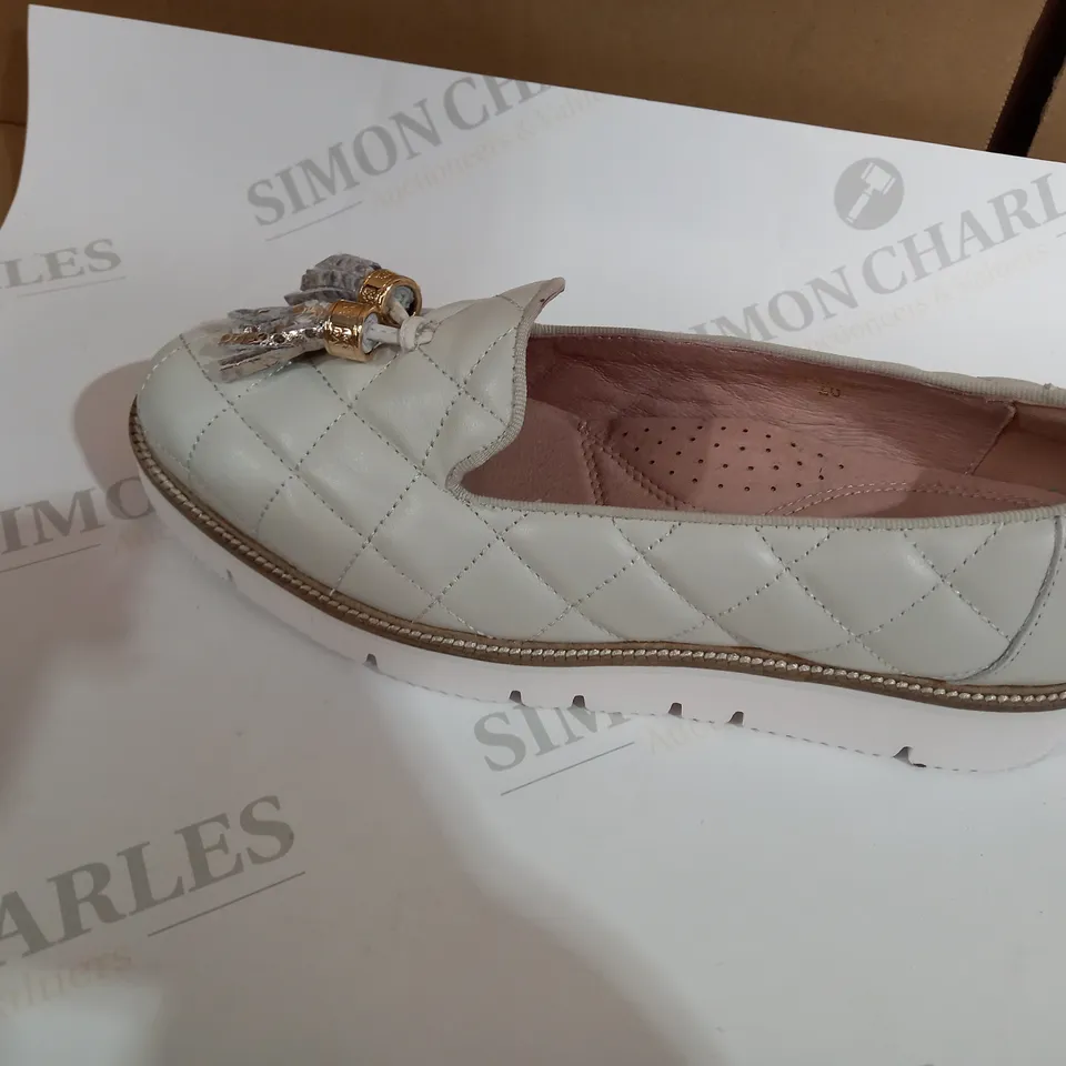 MODA GREY PUMP SIZE 7