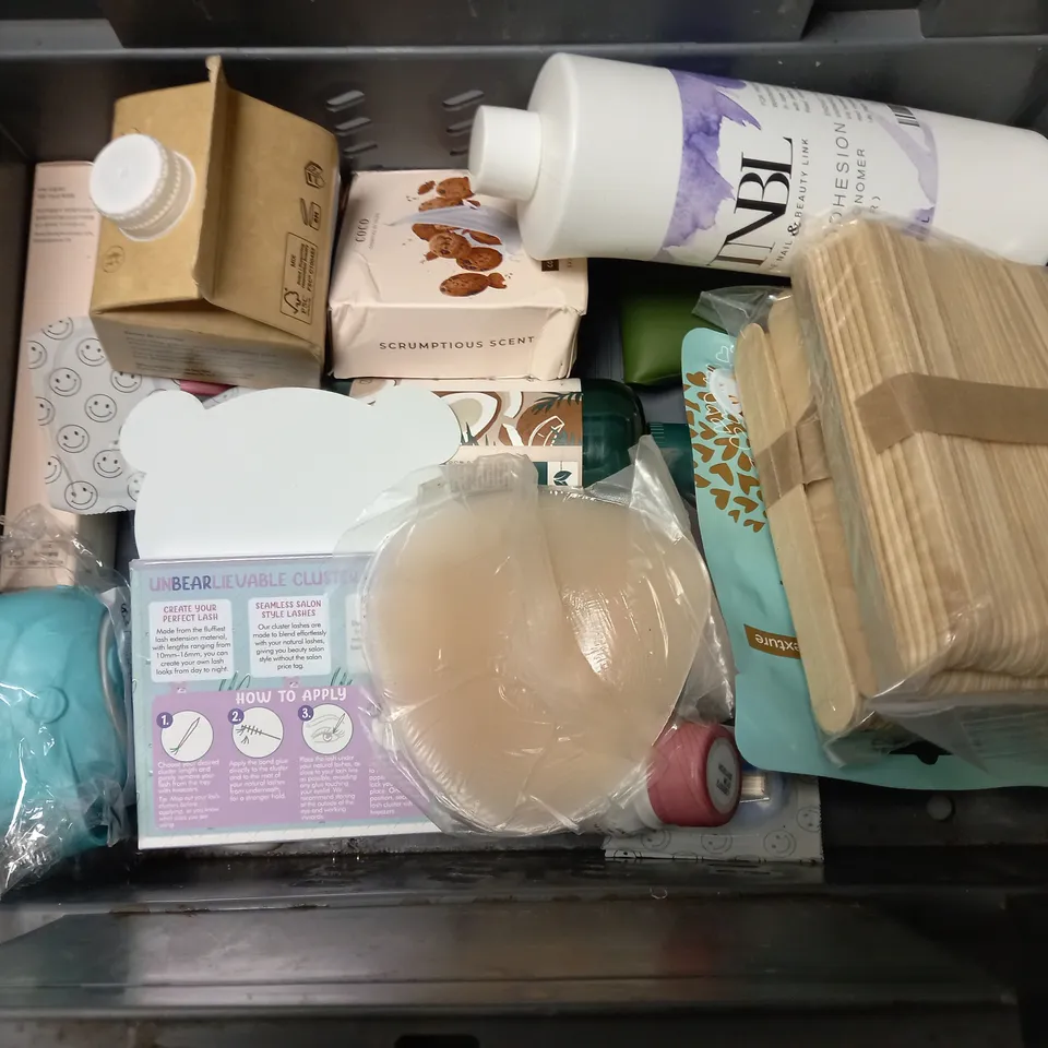 BOX OF APPROX 15 ASSORTED HEALTH AND BEAUTY ITEMS TO INCLUDE - COCO BRUSH & SPONGE CLEANSER - MILK & SHAKE LEAVE IN CONDITIONER - BOOTS ESSENTIALS CURL CRÈME ETC 