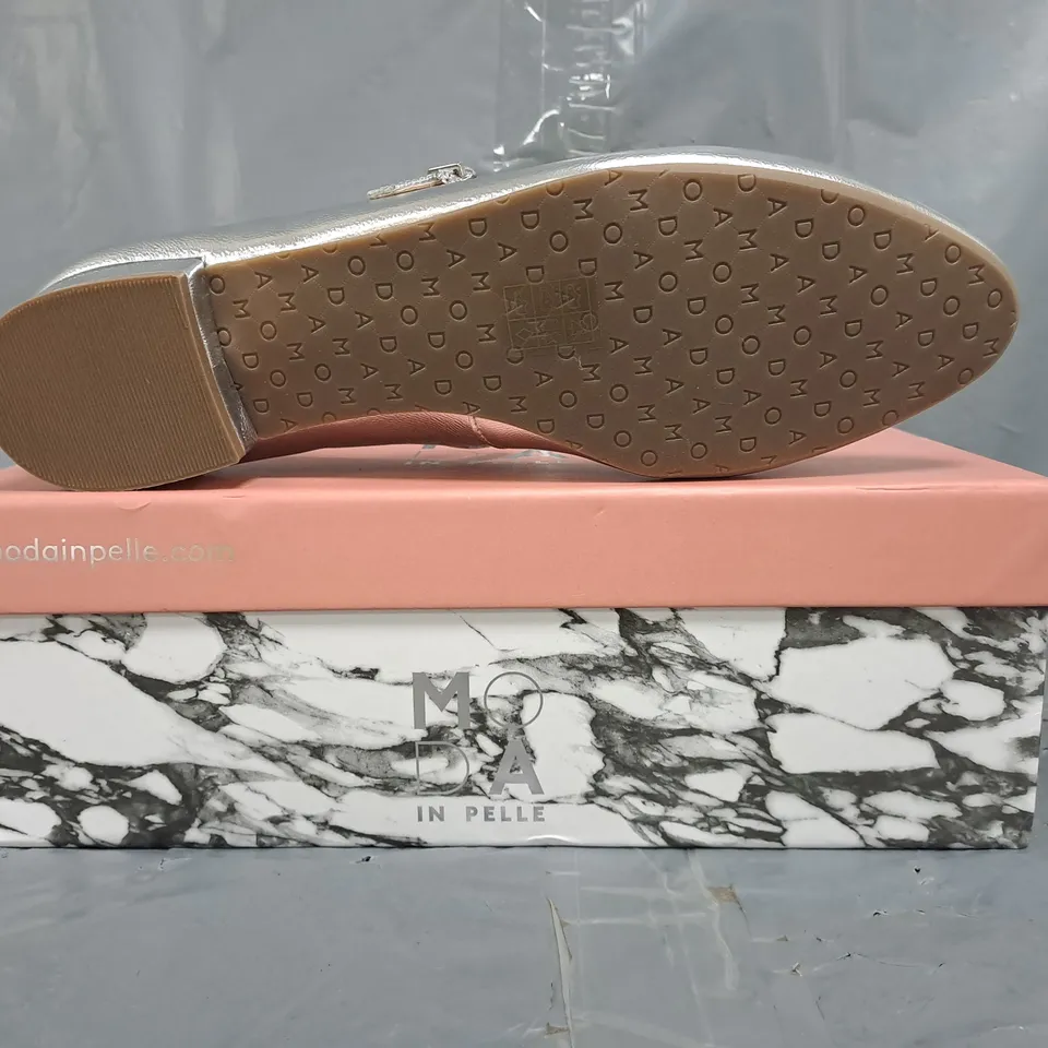 BOXED PAIR OF MODA IN PELLE FLORENTIN BLOCK HEEL SHOES IN SILVER SIZE EU 40
