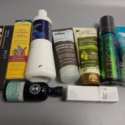 LOT OF ASSORTED HEALTH AND BEAUTY ITEMS TO INCLUDE ST.TROPEZ SELF TAN, NEEM TOOTHPASTE AND CEDAR WOOD SHOWER GEL