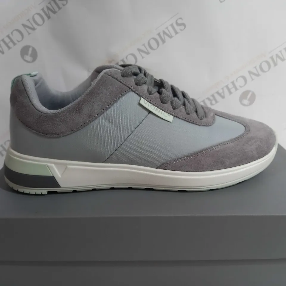 BOXED VIONIC TRAINERS IN GREY SIZE 7