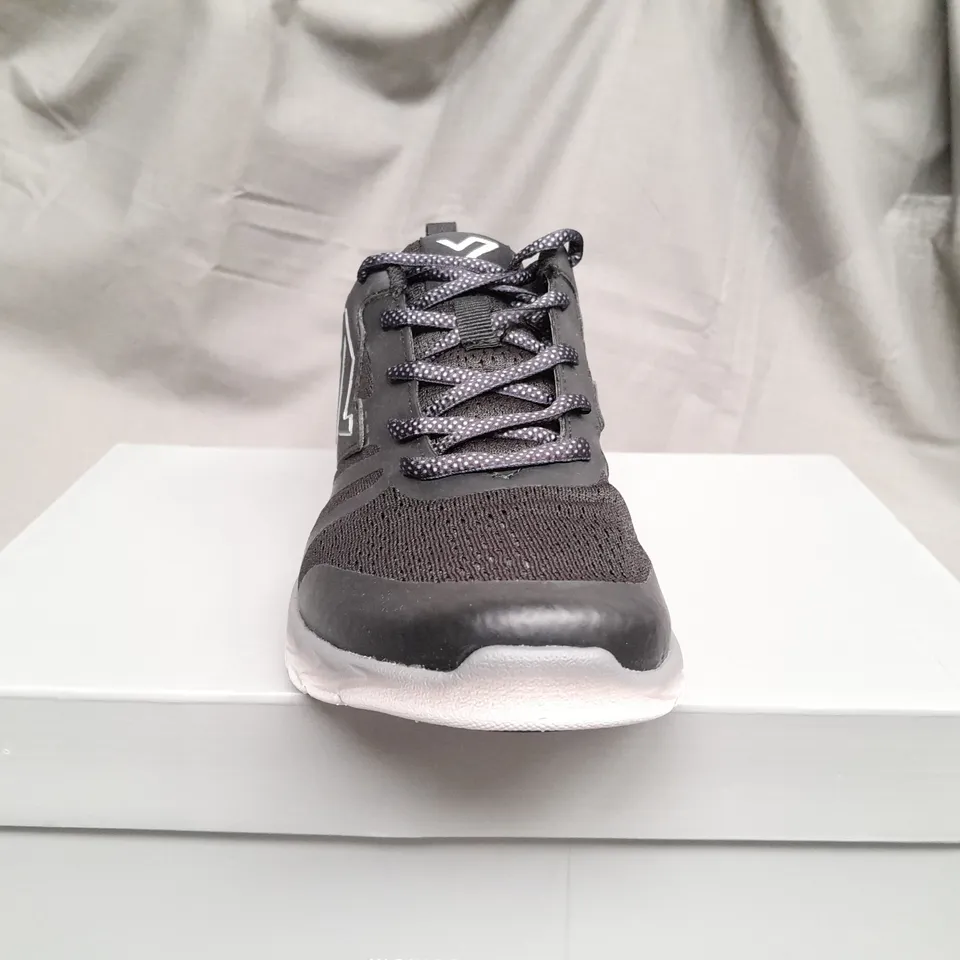 BOXED VIONIC 335 MILES BLACK TRAINERS - UK 5