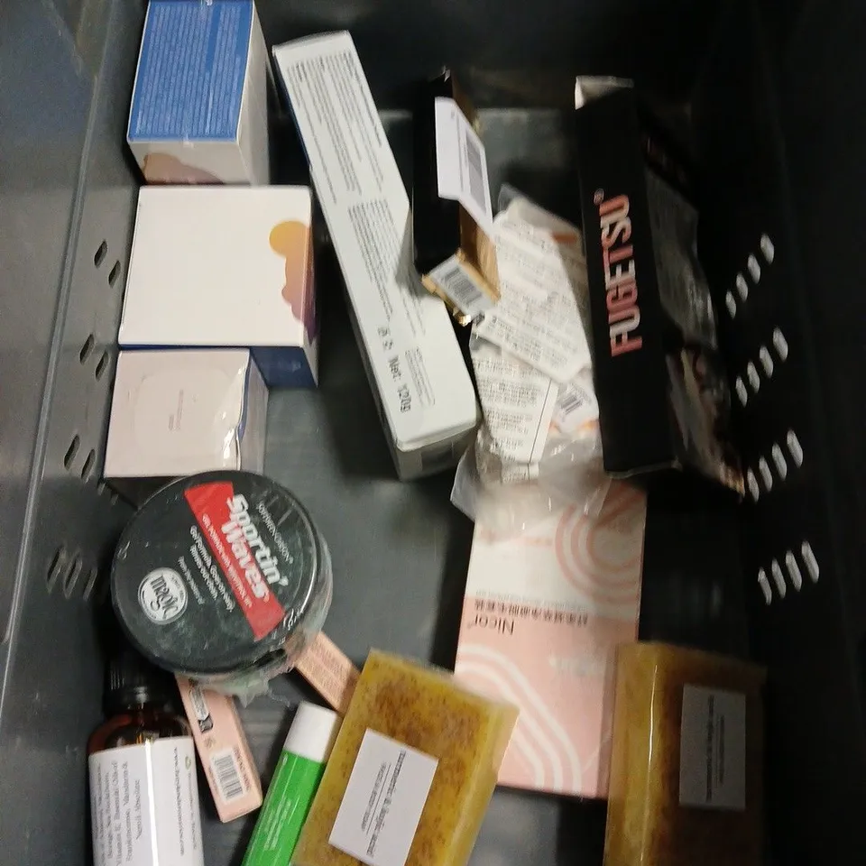 APPROXIMATELY 20 ASSORTED HEALTH & BEAUTY PRODUCTS TO INCLUDE ECO HAIR REMOVAL CREAM, OGX BIOTIN & COLLAGEN SHAMPOO, THE BEAUTY CROP OUI CHERIE HYDRATING SETTING MIST, ETC