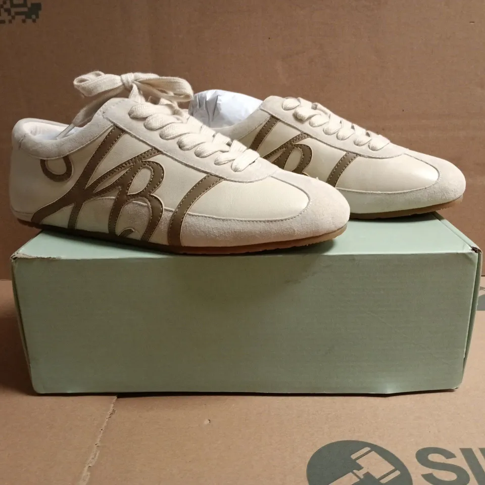BOXED PAIR OF TED BAKER SCRIPT TRAINERS IN IVORY SIZE UK 6
