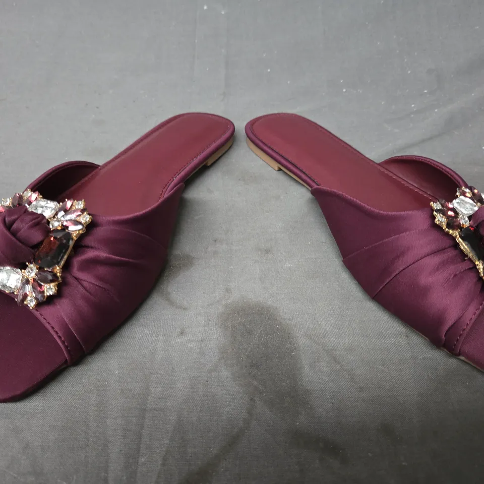 BOXED PAIR OF UNBRANDED PEEP TOE FLAT SHOES IN BURGUNDY W. JEWEL EFFECT EU SIZE 42