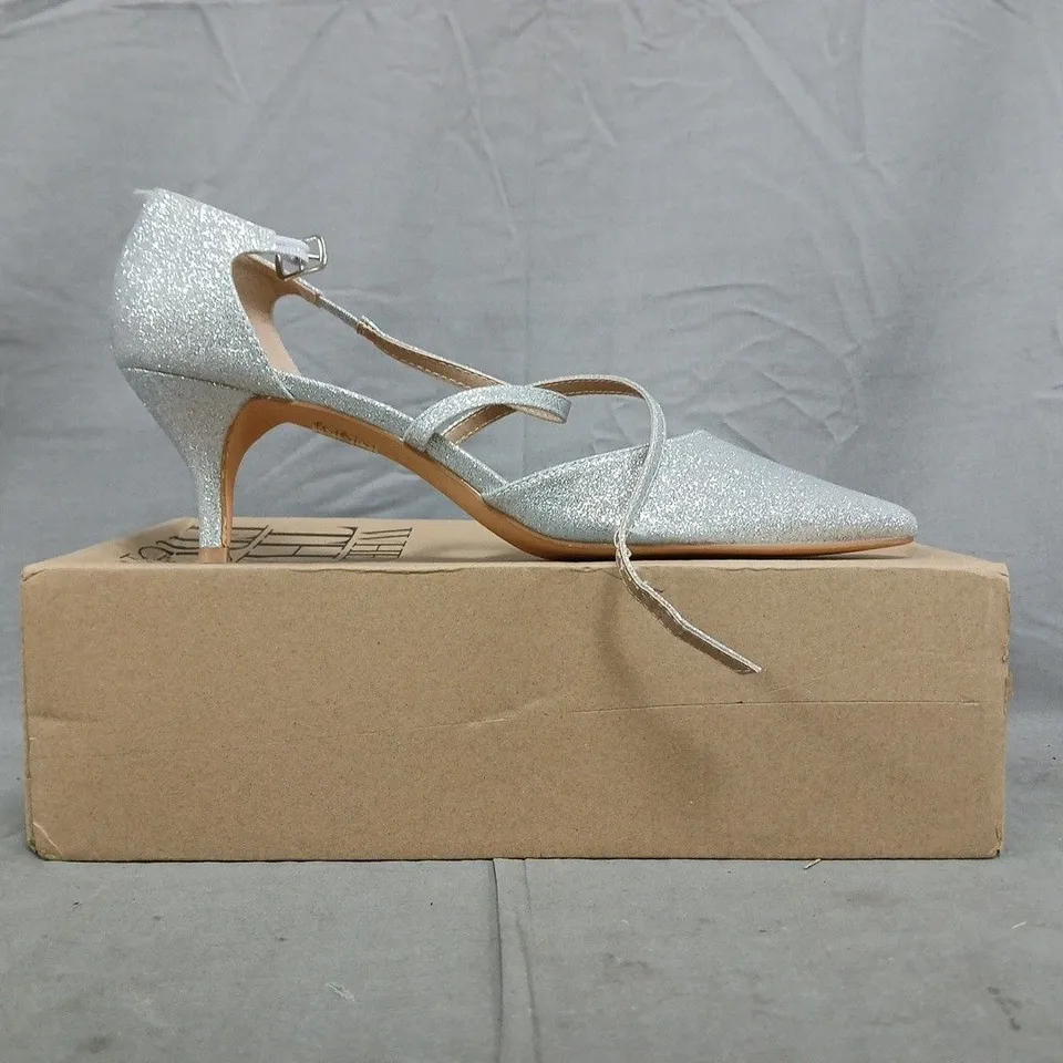 BOXED PAIR OF WHERE'S THAT FROM POINTED TOE LOW HEELS IN SILVER GLITTER SIZE UK 8