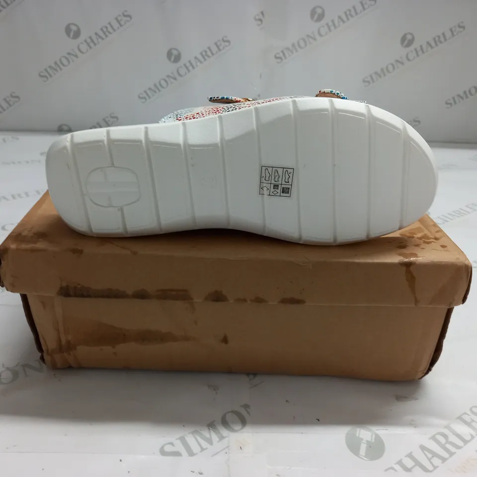 BOXED PAIR OF CUSHION WALK STRAPPY SANDALS IN WHITE - SIZE 5