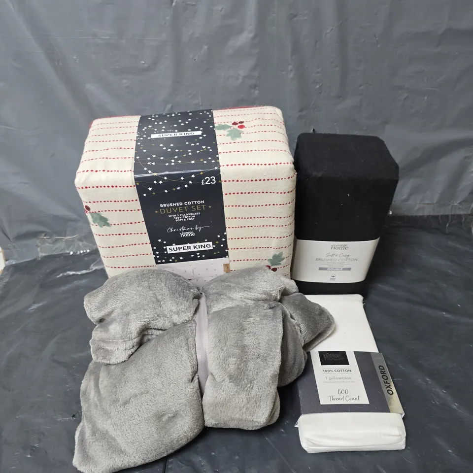 APPROXIMATELY 15 ASSORTED HOMEWARE ITEMS TO INCLUDE OXFORD PILLOWCASE, BRUSHED COTTON CHRISTMAS SUPER KING DUVET SET, GREY THROW, ETC