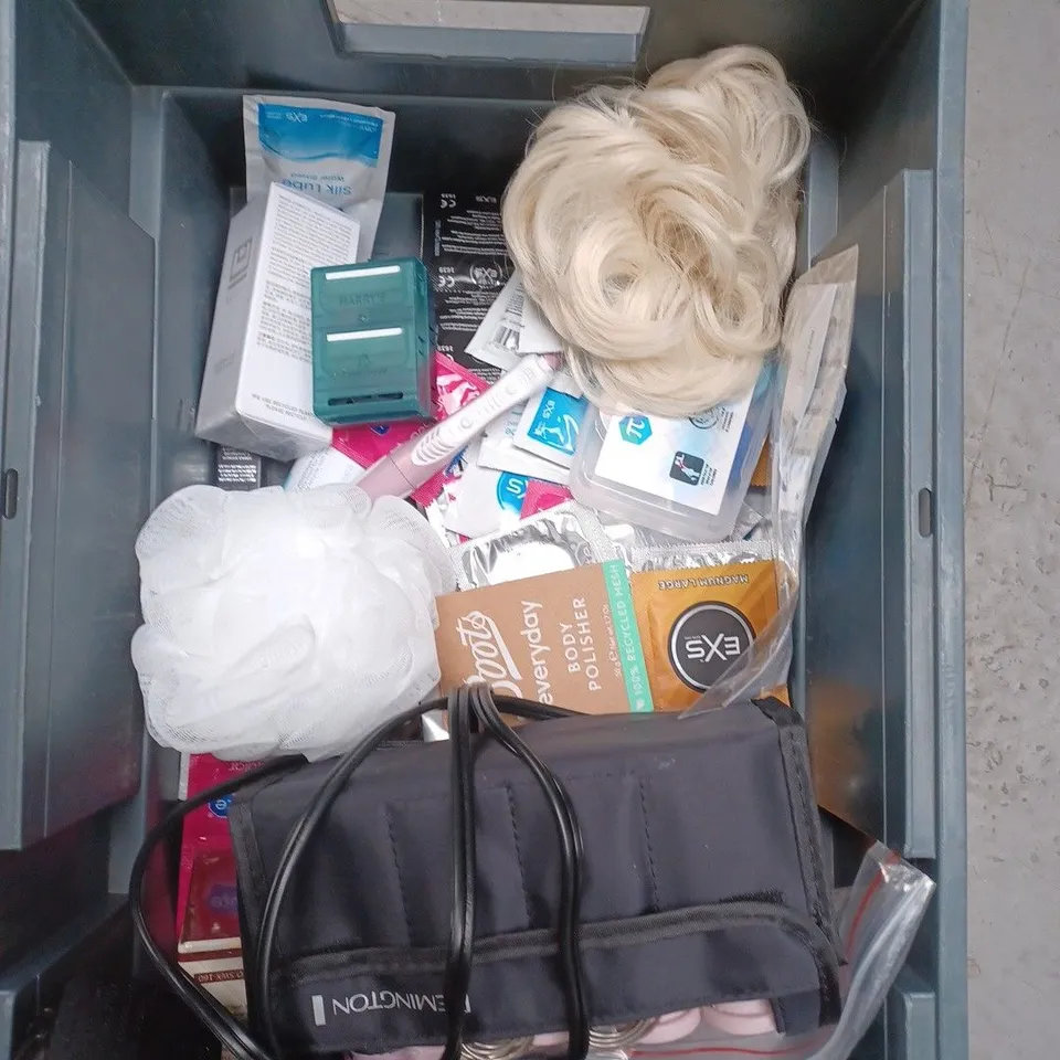 APPROXIMATELY 20 ASSORTED COSMETIC PRODUCTS TO INCLUDE E45 CREAM, PANOXYL EXFOLIANT AND LAURA MERCIER HIGHLIGHTING POWDER