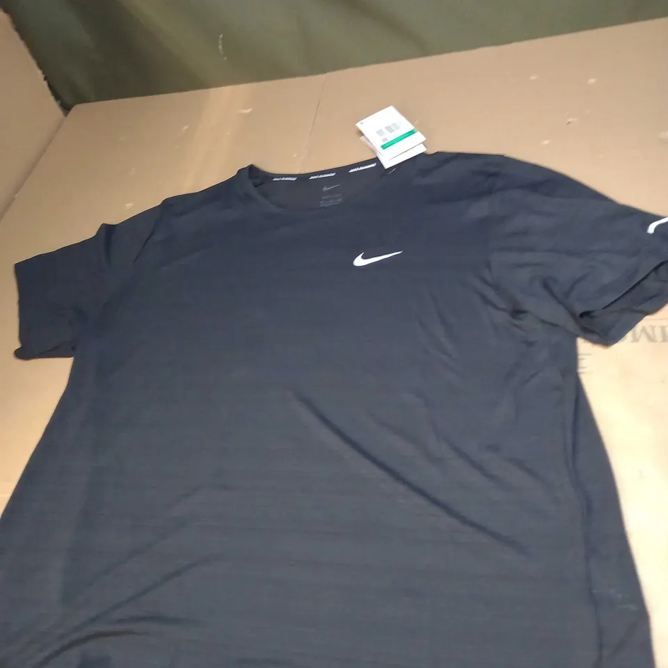 NIKE LOGO T-SHIRT SIZE XL