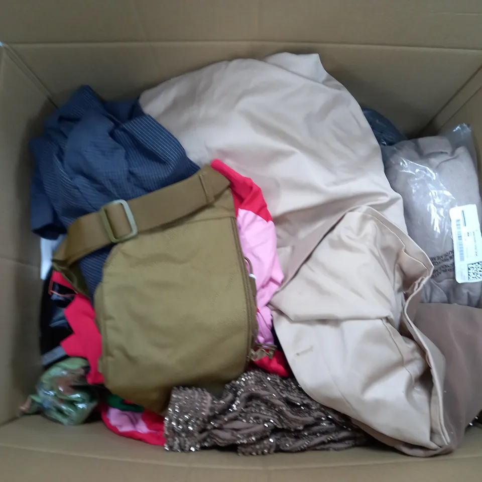 LARGE QAUNTIITY OF ASSORTED CLOTHING ITEMS TO INCLUDE DRESSES, JEANS, SHIRTS, ETC