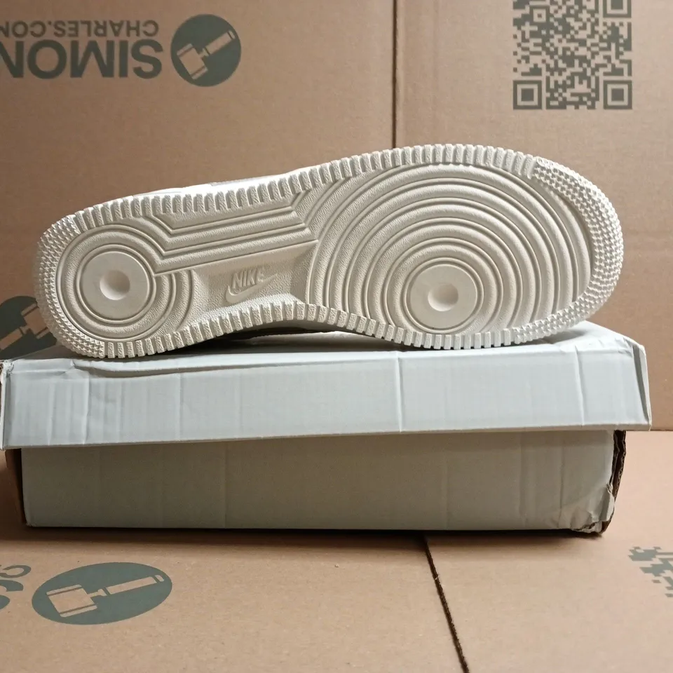 BOXED PAIR OF NIKE AIR FORCE 1 '07 SHOES IN WHITE SIZE UK 10
