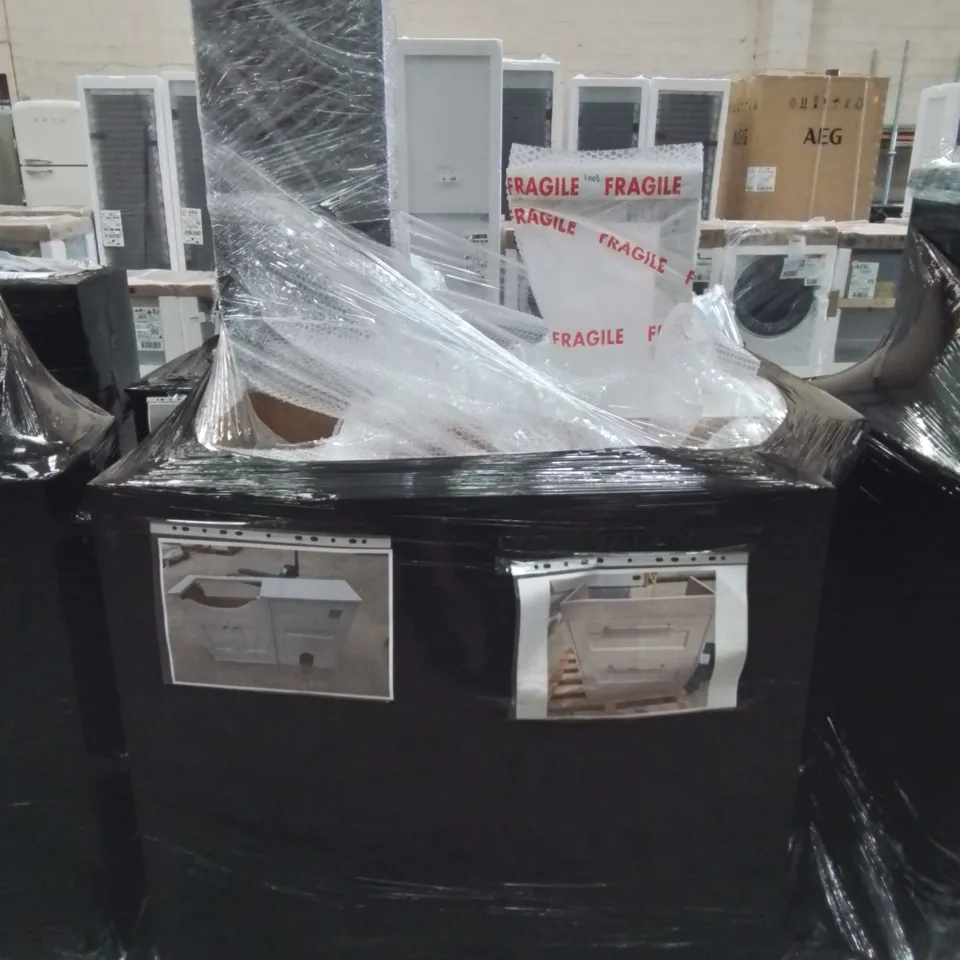 PALLET OF ASSORTED BATHROOM CABINETS AND FITTINGS