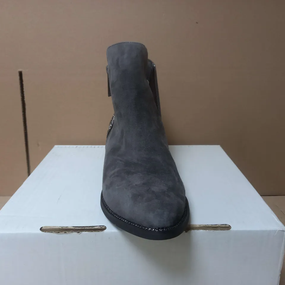 BOXED MODA IN PELLE DARK GREY HEEL BOOTS - UK 6